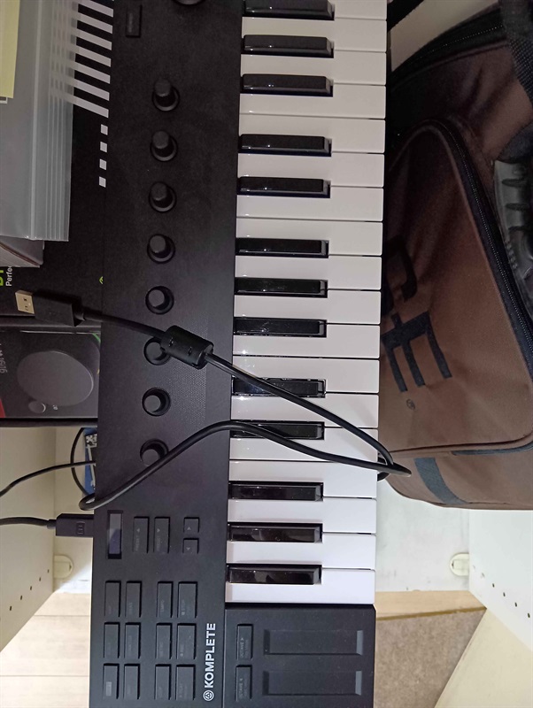 Native Instruments Komplete Kontrol M32の画像